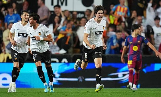 Valencia ngược  dòng hạ Barcelona trên sân nhà.