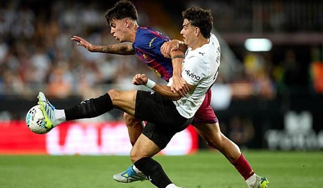 Barcelona gặp nhiều khó khăn ở cuộc chạm trán Valencia.