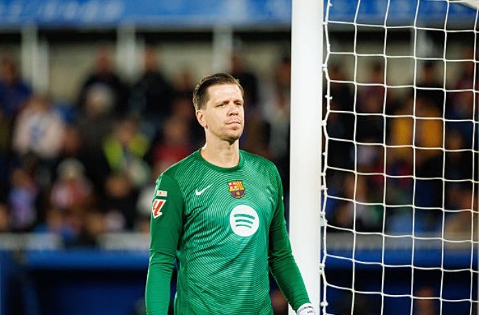 Wojciech Szczesny (6.4): Thủ thành người Ba Lan cho thấy phản xạ tương đối ổn định trong những pha dứt điểm từ xa của đối phương. Dù có một vài tình huống băng ra ngoài vòng cấm để giải nguy kịp thời, anh vẫn không thể cứu vãn được ba bàn thua trước những cú dứt điểm quá hiểm hóc từ phía Valencia.