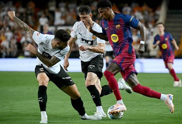 Marcus Rashford (6.2): Tận dụng tốc độ để gây áp lực nhưng thường xuyên gặp vấn đề ở những nhịp xử lý cuối cùng. Việc để mất bóng quá nhiều lần khiến Rashford không thể tạo ra sự đột biến thực sự và khiến các đợt phản công của Barcelona dễ dàng bị đối phương bẻ gãy.