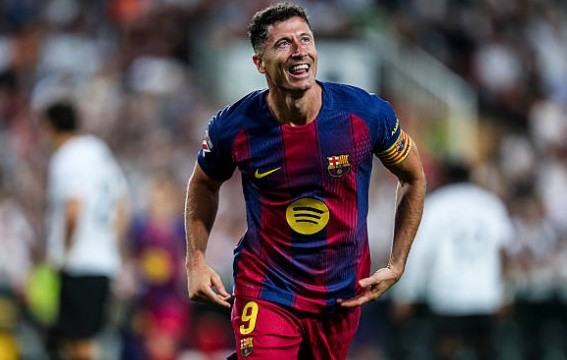 Robert Lewandowski (7.3): Kết thúc chặng đường tại Barcelona bằng một pha lập công đầy bản năng. Lewandowski cho thấy đẳng cấp của một sát thủ với tình huống đệm bóng nhạy bén, đồng thời là cầu thủ chơi nỗ lực nhất trên hàng công trong ngày chia tay sân cỏ Tây Ban Nha.