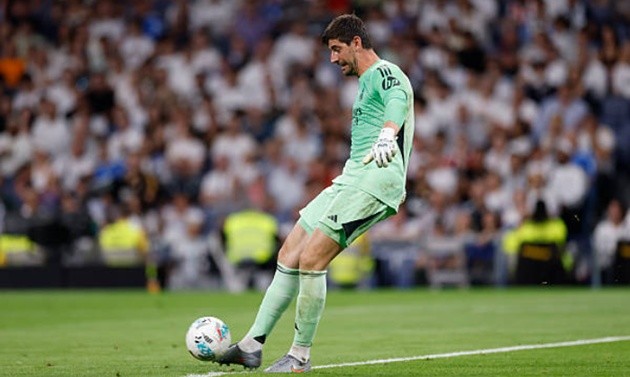 Thibaut Courtois (6.4 điểm): Một ngày thi đấu tương đối nhàn nhã của thủ thành người Bỉ. Dù phải vào lưới nhặt bóng hai lần, Courtois không mắc lỗi trực tiếp trong các bàn thua. Anh chủ yếu đóng vai trò chỉ huy hàng thủ.