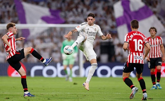 Federico Valverde - 7.0 điểm: Trở lại vai trò thủ lĩnh khu trung tuyến, tiền vệ người Uruguay vẫn duy trì sự bền bỉ và tinh thần chiến đấu quật khởi. Valverde là 