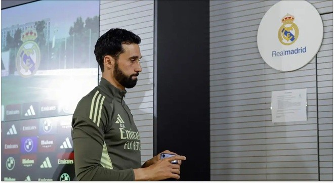  Arbeloa rời Real sau nửa mùa giải.