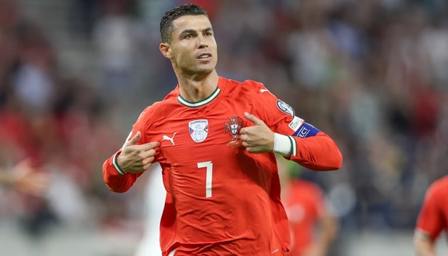 Cristiano Ronaldo là vận động viên thể thao kiếm tiền đỉnh nhất thế giới.