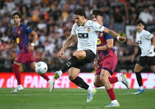 Barcelona gục ngã trước Valencia trong trận đấu cuối cùng của mùa giải. 