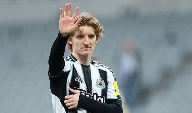 Anthony Gordon nằm trong tầm ngắm của PSG.