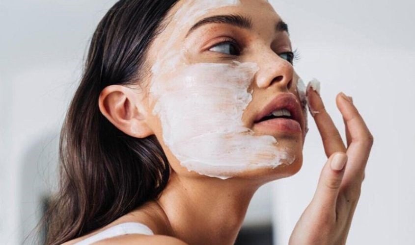 Khác với mặt nạ thông thường phải rửa sau khoảng 15 – 20 phút, mặt nạ ngủ được thoa ở bước cuối của quy trình skincare 