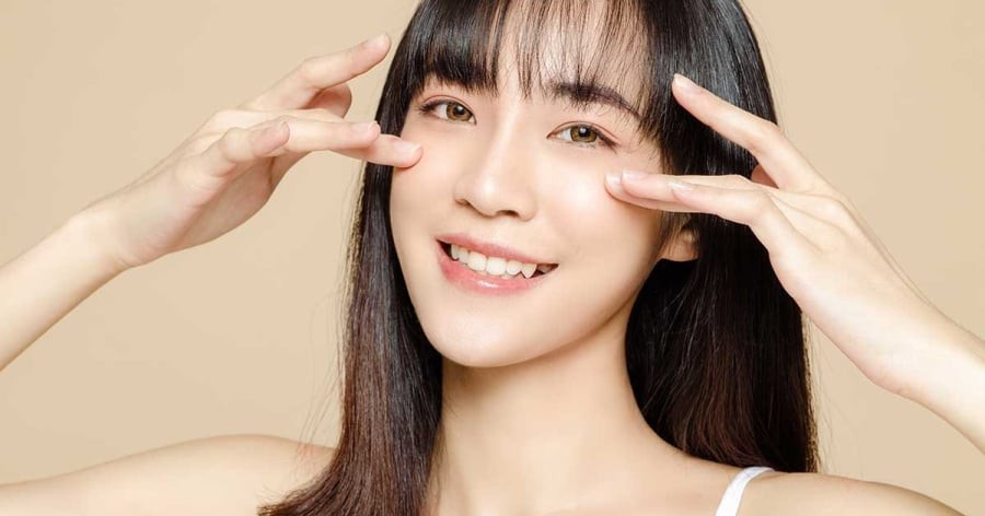 Tương tự, bọng mắt thường liên quan đến sự dịch chuyển hoặc phình ra của túi mỡ quanh hốc mắt, đi kèm với tình trạng da chùng theo thời gian.