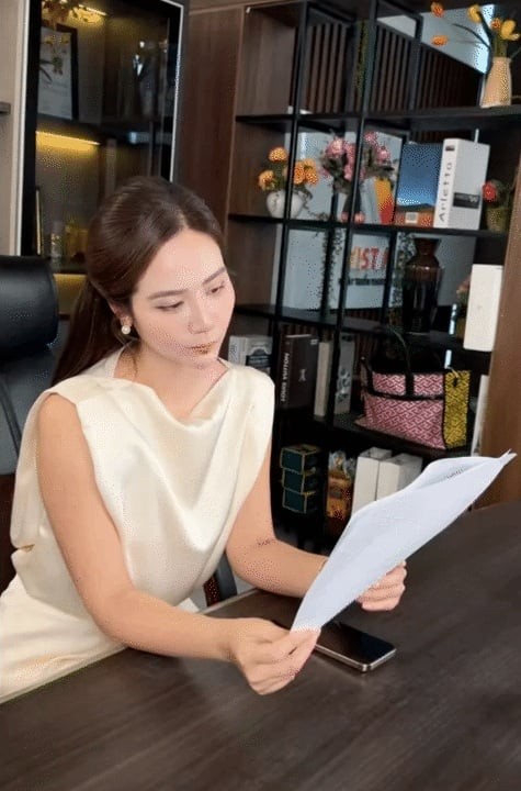Các gam màu như trắng, kem, nâu caramel, đen hay xanh xám xuất hiện thường xuyên trong nhiều set đồ đời thường. 