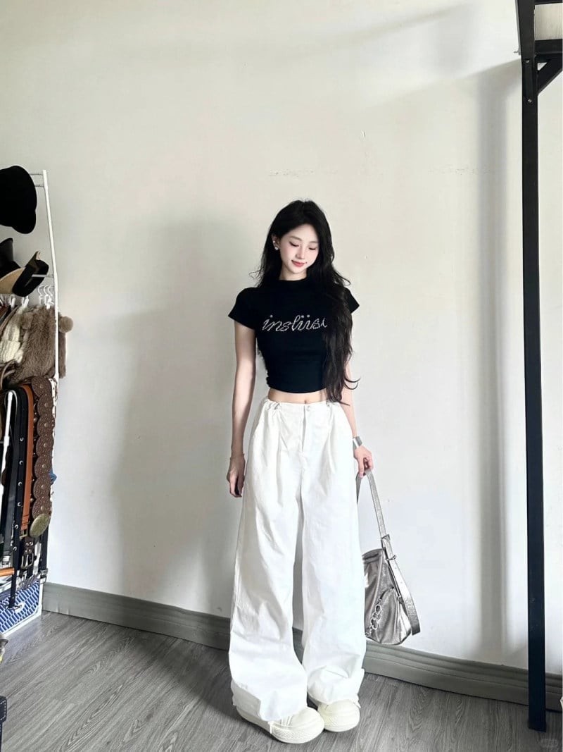 Sự đối lập giữa phần quần rộng và thân áo vừa vặn giúp tổng thể cân đối hơn, đồng thời tạo hiệu ứng vóc dáng thanh thoát thay vì bị xuề xòa.