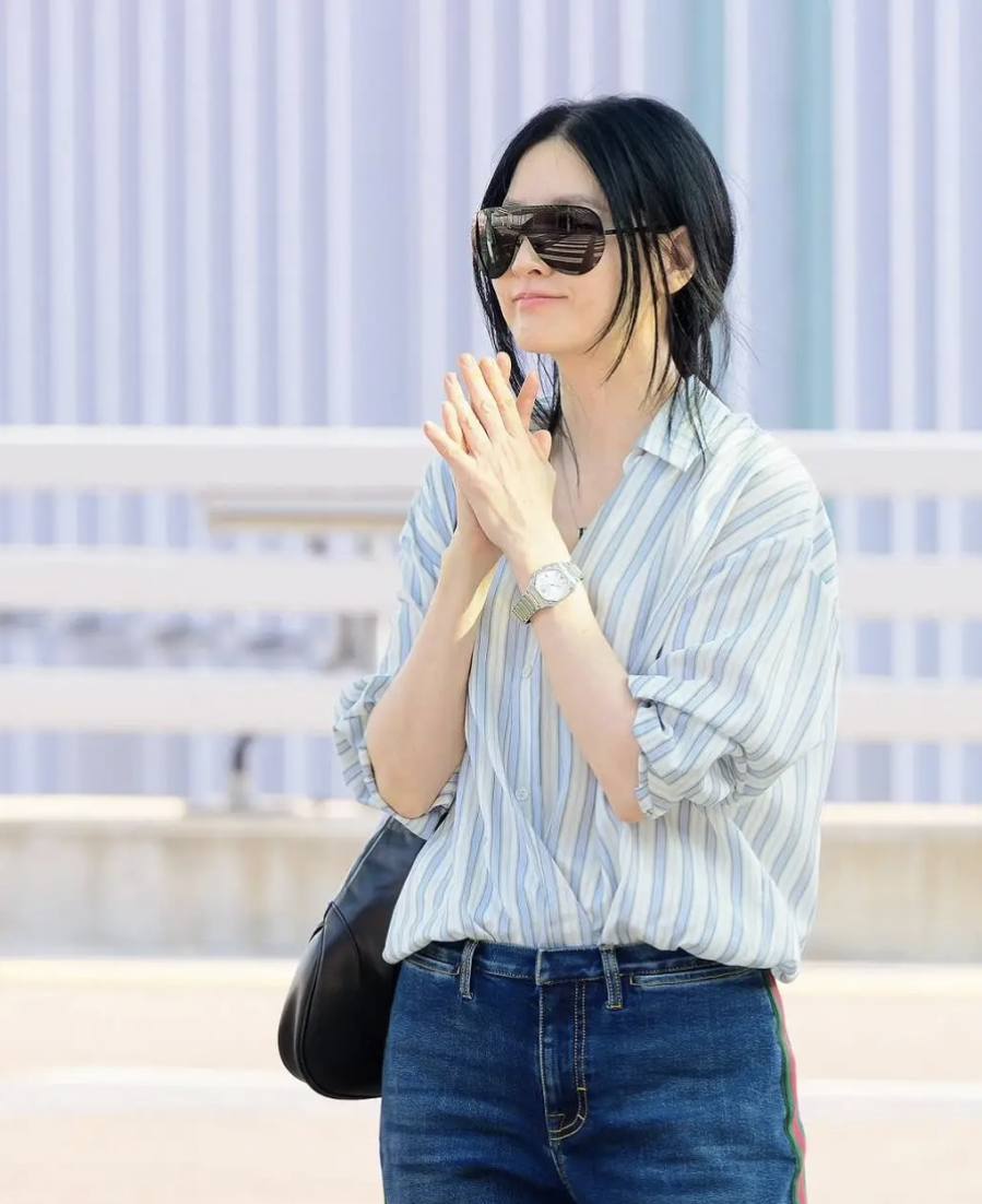 Một trong những lý do khiến bộ trang phục của Lee Young Ae được khen ngợi là nhờ sự cân bằng giữa nét trẻ trung và vẻ trưởng thành.