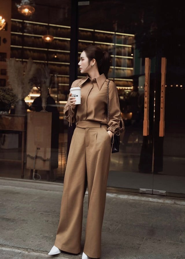 Thay vì chọn trang phục bó sát, cô ưu tiên các thiết kế có độ rộng vừa phải để tạo cảm giác thoải mái nhưng vẫn giữ được sự chỉn chu cần thiết.