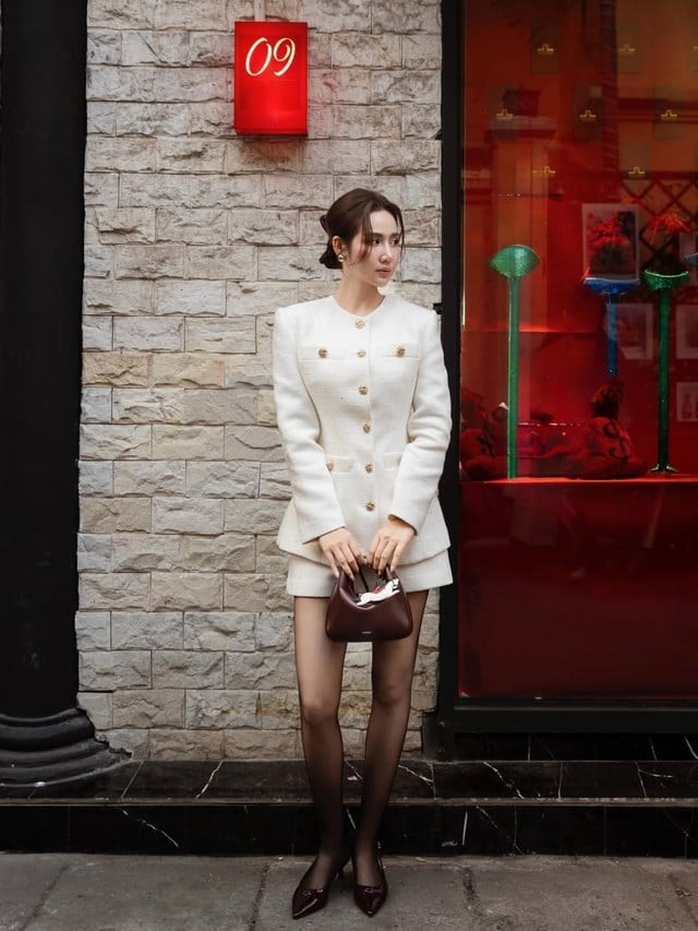 Tweed cũng là một trong những chất liệu được nữ diễn viên ưu ái khi muốn tạo hình chỉn chu hơn. 