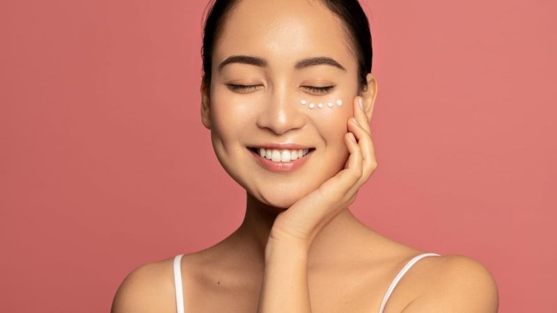 Vùng da quanh mắt mỏng hơn đáng kể nên các mạch máu phía dưới dễ lộ rõ hơn, từ đó tạo cảm giác quầng thâm rõ nét.
