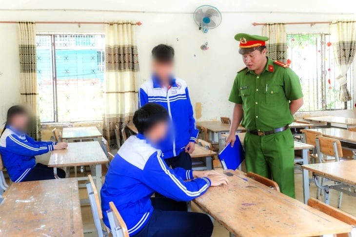 Theo cơ quan công an, qua quá trình xác minh, Công an xã Di Linh xác định nhóm gồm 13 học sinh do N.H.V. cầm đầu đã nhiều lần hành hung em Đ.M.H. (14 tuổi, cùng trú tại xã Di Linh)