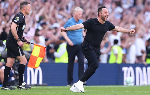 De Zerbi vui mừng vì Spurs trụ hạng thành công.