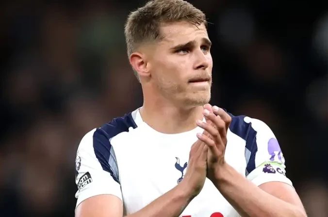  Micky van de Ven khồng hài lòng về phong độ của Tottenham.