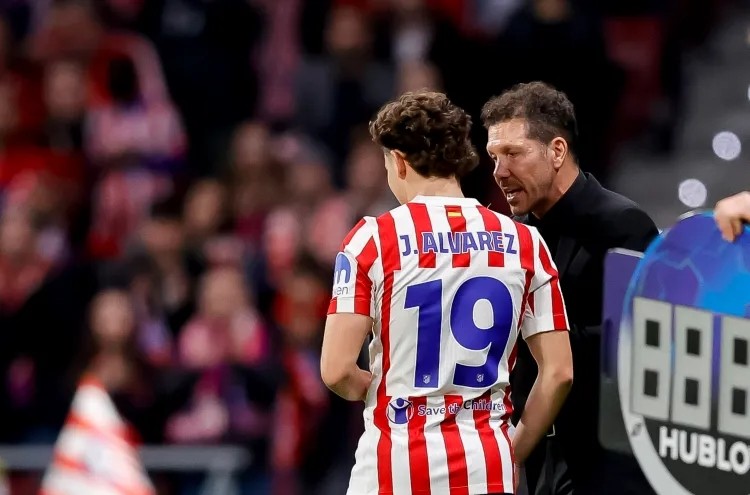 HLV Diego Simeone cho rằng Julian Alvarez đã có quyết định về tương lai.