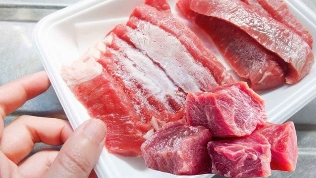 Một cách an toàn khác là chuyển thịt từ ngăn đông xuống ngăn mát tủ lạnh vài giờ hoặc để qua đêm trước khi chế biến.