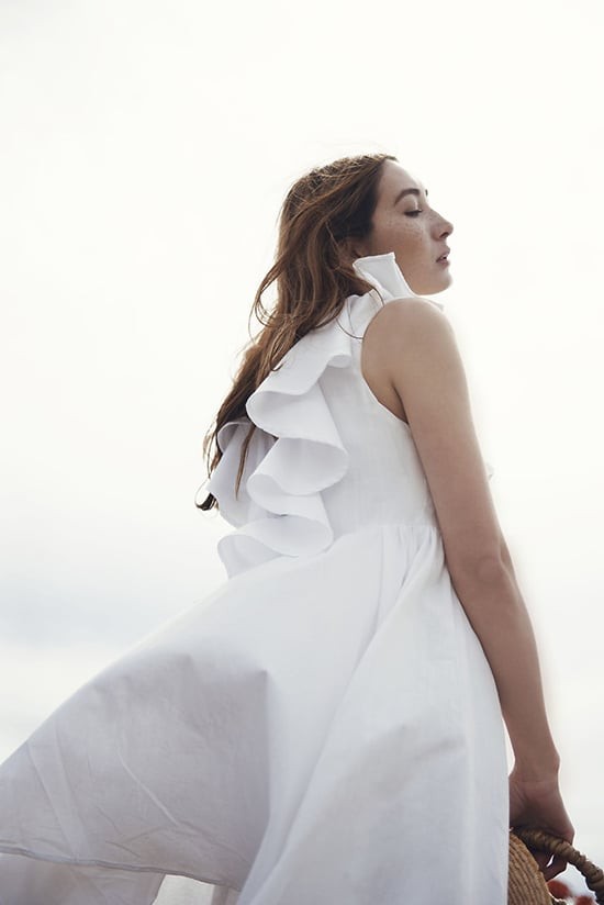 Không chỉ dừng lại ở áo blouse, váy bèo nhún cũng trở thành item nổi bật trong mùa hè năm nay. 