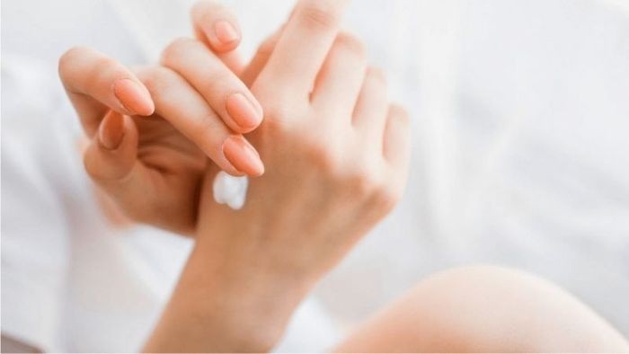 Vitamin E lại được nhiều người yêu thích nhờ khả năng hỗ trợ làm mềm da và cải thiện cảm giác khô ráp ở tay.