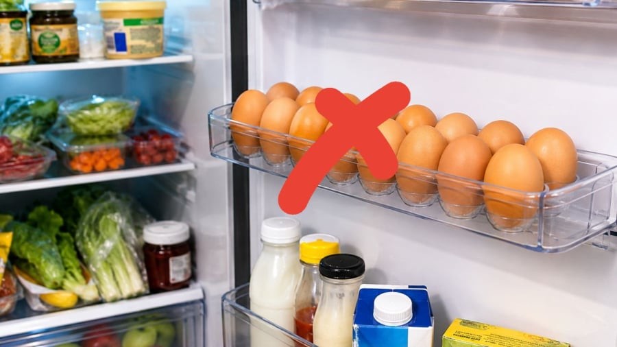 Không nên để trứng ở cánh tủ như này