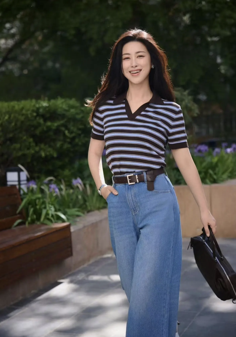 Bên cạnh những set đồ nữ tính, Chu Châu cũng thường xuyên diện quần jeans ống rộng để tạo cảm giác năng động và trẻ trung hơn.