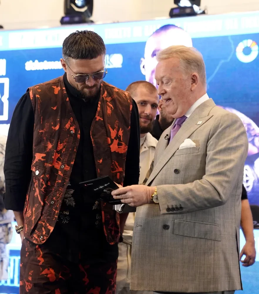 Oleksandr Usyk và Frank Warren