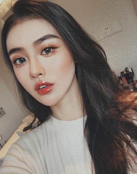 Thay vì phủ bronzer quá nhiều, nhiều người chỉ tập trung nhấn nhẹ ở vùng gò má, thái dương và sống mũi để tạo hiệu ứng gương mặt sắc nét nhưng vẫn tự nhiên.