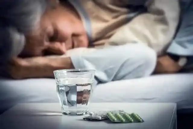 Sau một đêm ngủ dài, cơ thể thường rơi vào trạng thái thiếu nước nhẹ khiến quá trình trao đổi chất diễn ra chậm hơn, dễ gây cảm giác mệt mỏi và thiếu năng lượng vào buổi sáng. 