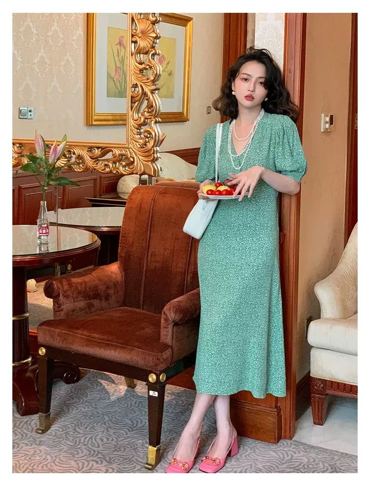 Những mẫu chấm bi, hoa nhí, kẻ caro hoặc sọc nhỏ xuất hiện rất nhiều trong các outfit mang hơi hướng retro.