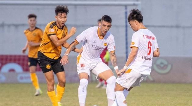 Thanh Hóa (áo vàng) và Hoàng Anh Gia Lai níu chân nhau hòa 1-1.