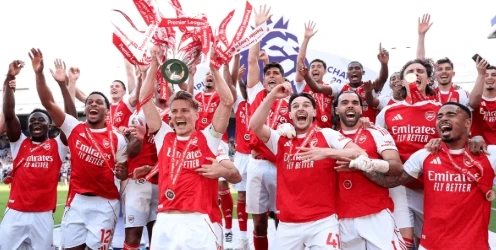 Arsenal lên ngôi vô địch Ngoại hạng Anh sau 22 năm chờ đợi.