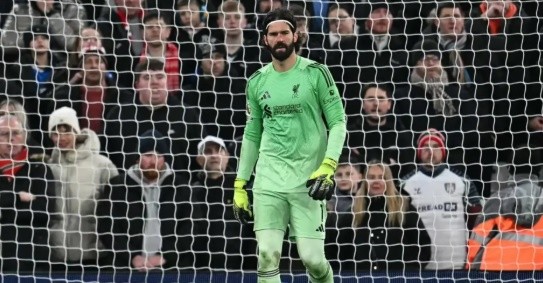 Liverpool không muốn bán Alisson trong hè này.