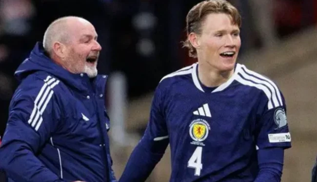 McTominay và HLV Steve Clarke.