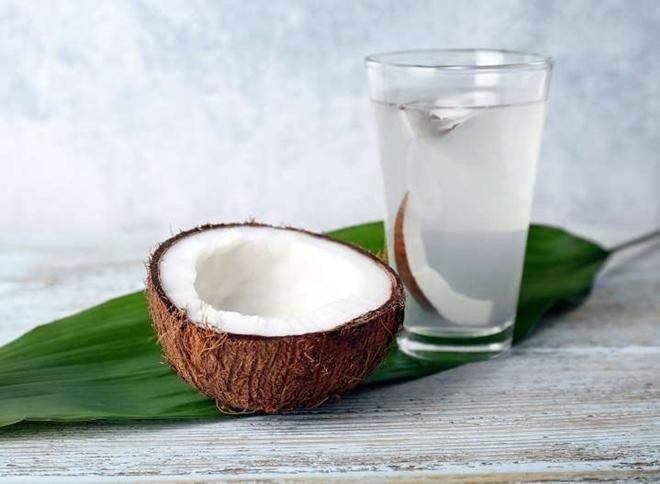 Ngoài khả năng hỗ trợ cấp nước, nước dừa còn tạo cảm giác mát và dễ uống hơn nhiều loại nước ngọt công nghiệp.