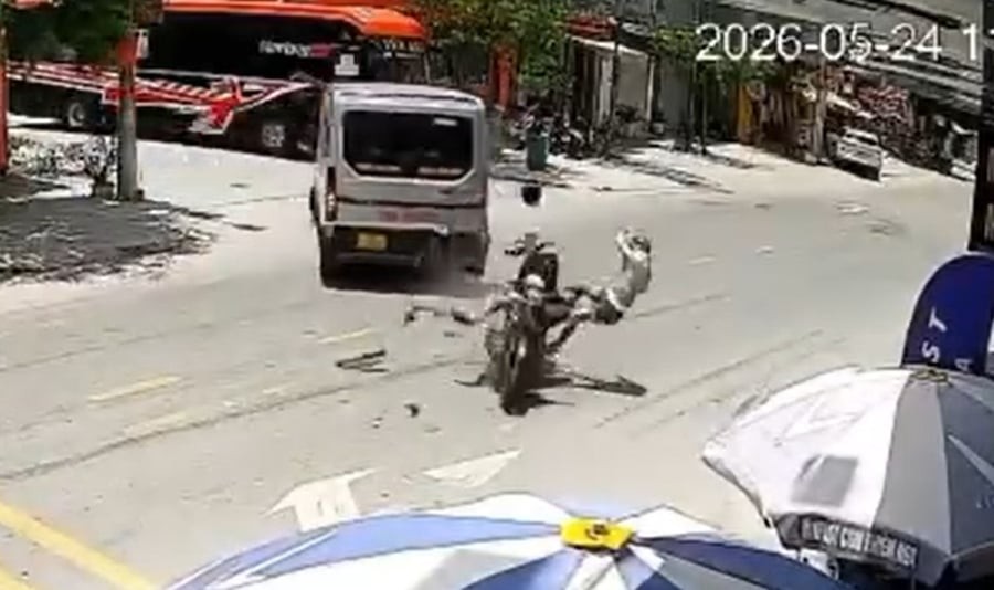 Đúng lúc đó, một xe máy chở hai thanh niên di chuyển với tốc độ cao đã lao tới và tông mạnh vào phía sau ô tô. Cú va chạm khiến cả hai người trên xe máy bị hất văng lên không trung, sau đó rơi xuống vệ đường và bị thương nặng.

