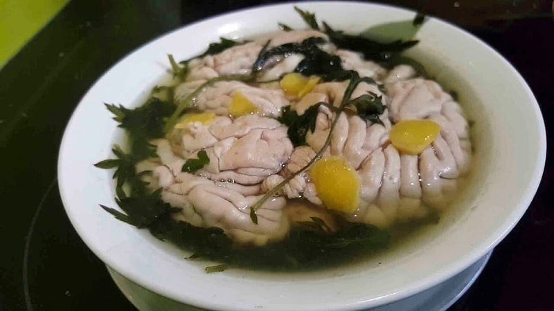 Nhiều người vẫn giữ quan niệm “ăn gì bổ nấy” nên thường dùng óc lợn để bồi bổ.