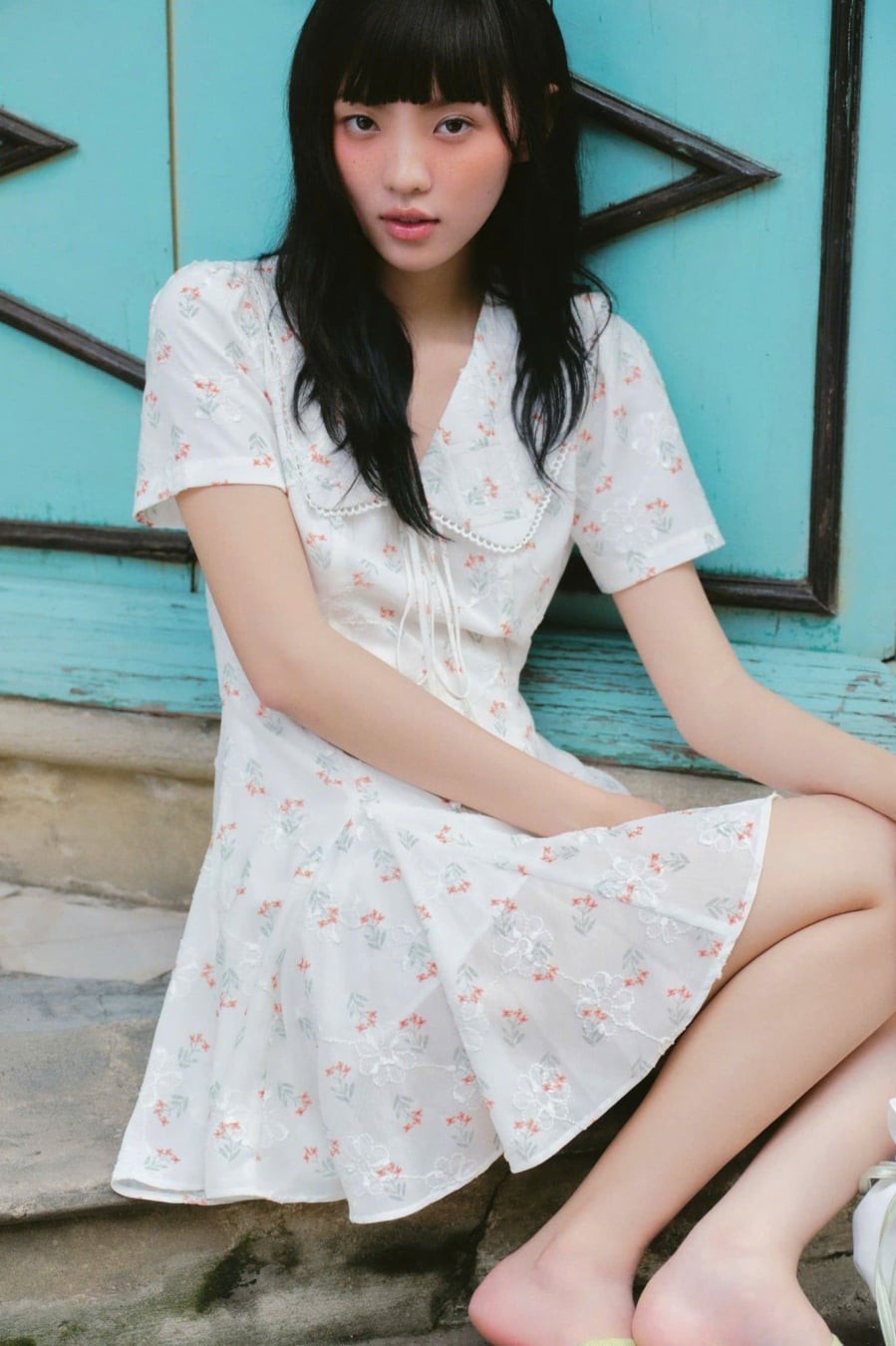  Những mẫu váy có đường chiết hơi cao hơn eo thật còn giúp “kéo dài” đôi chân đáng kể, đặc biệt phù hợp với những cô nàng có chiều cao khiêm tốn.