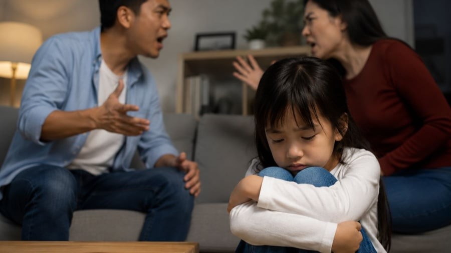 Không chỉ đánh đập mà những lời nói la mắng cũng gây tổn thương lâu dài với trẻ