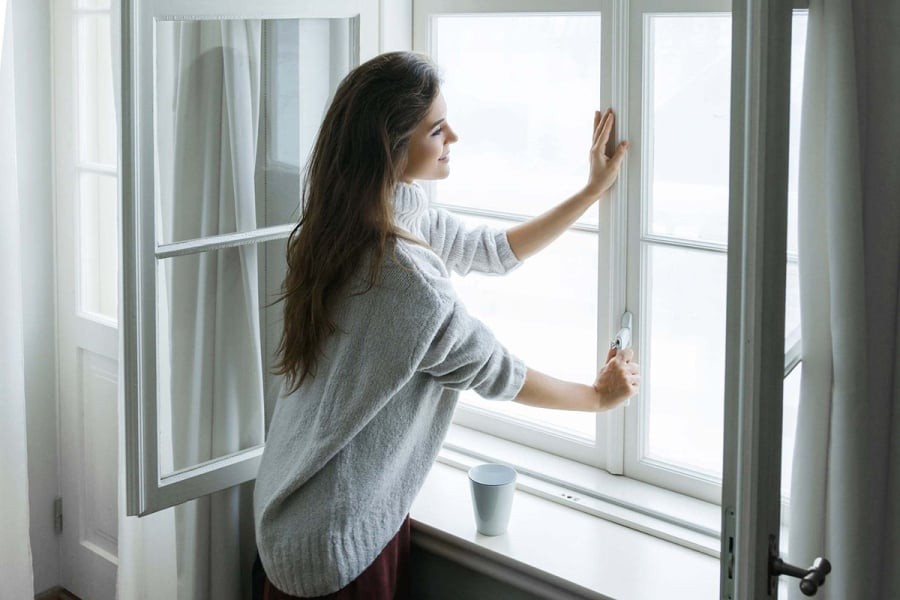 Đừng đóng tất cả cửa lại khi bật điều hòa hãy để một khe nhỏ để không khí lưu thông