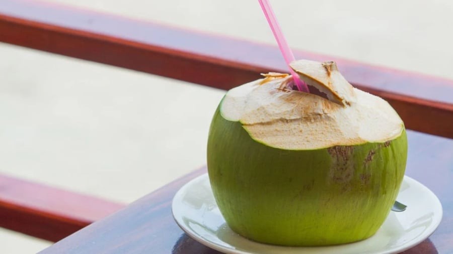 Nếu muốn uống nước dừa để giải khát, bạn nên ngồi nghỉ ngơi để cơ thể phục hồi năng lượng trước. 