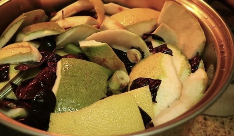 Đun nước vỏ bưởi gội đầu