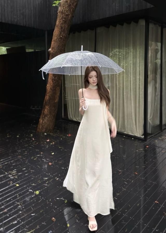 Chất liệu có độ bóng nhẹ giúp outfit bắt sáng tốt hơn, đồng thời mang lại vẻ mềm mại và nữ tính tự nhiên.