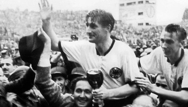 Tây Đức lên ngôi vô địch World Cup 1954.