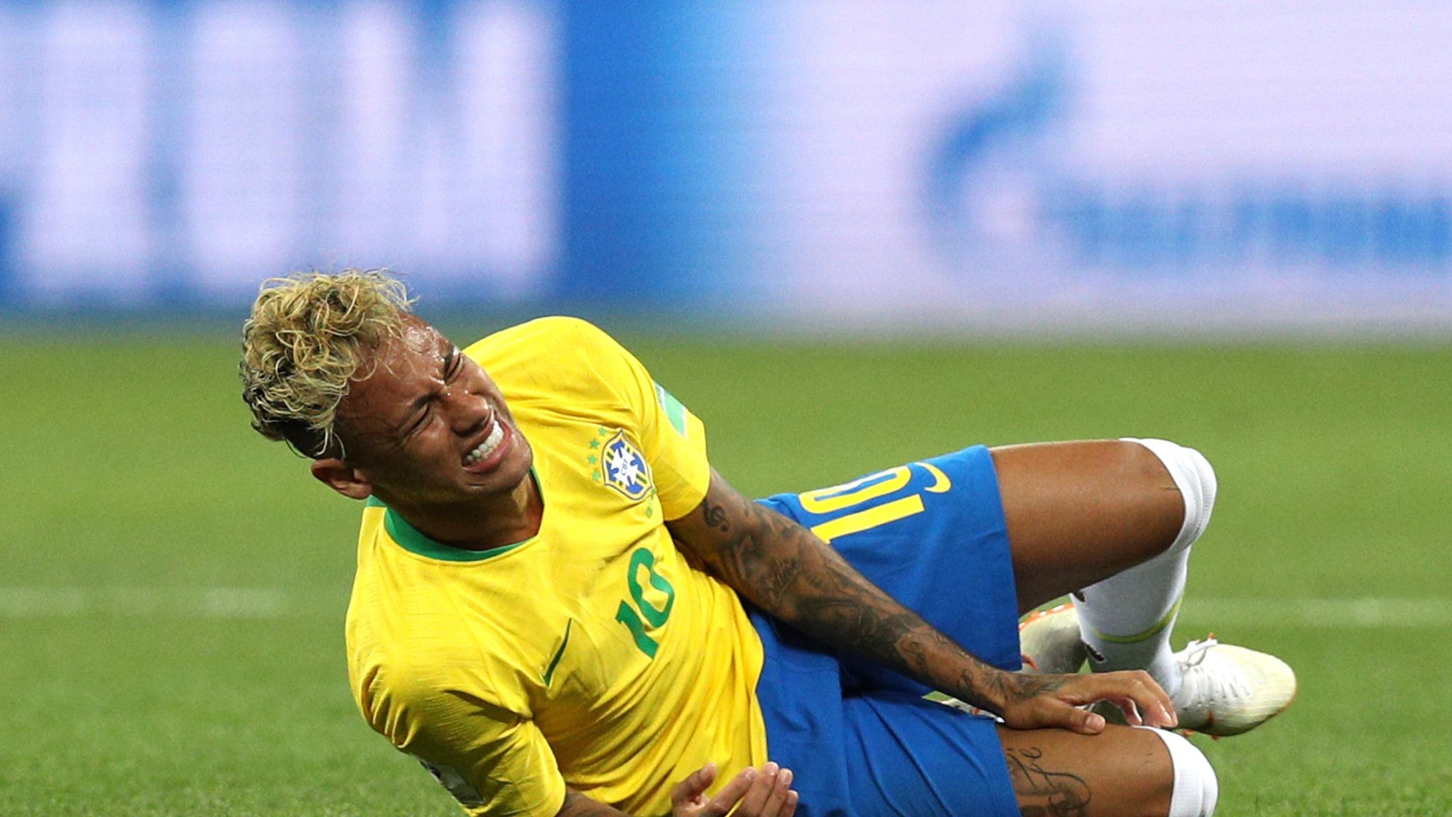 Neymar và cuộc chiến bảo vệ đôi chân mong manh.