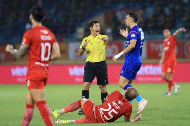 Trọng tài Trần Ngọc Nhớ bị treo còi vòng 24 vì quyết định thổi phạt đền sai lầm.