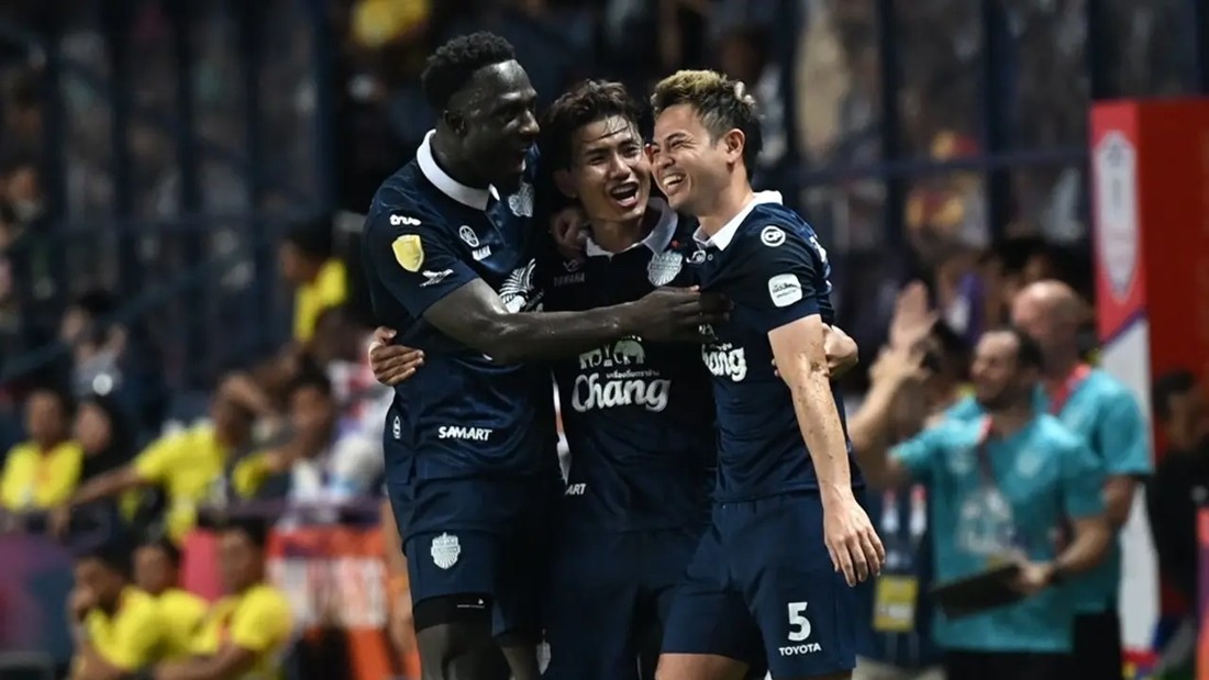 Buriram United ngược dòng đánh bại Selangor.