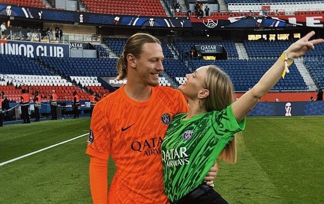 Thủ thành Matvey Safonov và vợ.